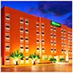 Fachada_del hotel_City_Express_“Junior”_by_Marriott_Cancun